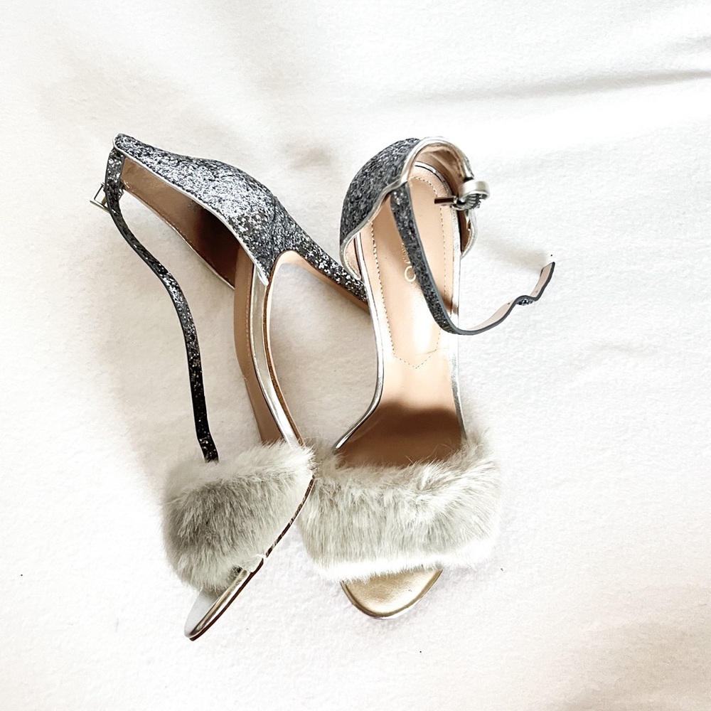 Brand: ALDO
Size: 8.5
Color: Silver with Faux Fur
